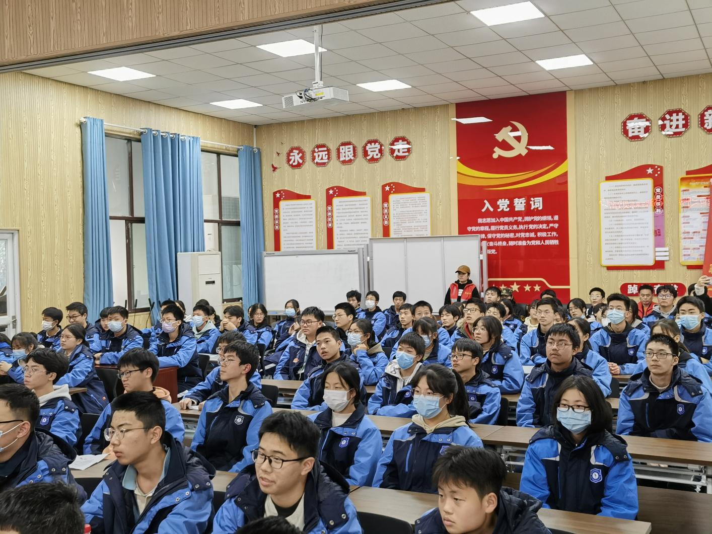 这是在群艺馆为黄石三中学子准备的一场特殊的课程。我们是华夏儿女,炎黄子孙,是中华民族的新一代。黄河在我们的血脉中流淌,长城让我们永远刚强。传承了五千年的民族文化,正等待我们去发扬光大。而我们的班长兼学生会主席刘文晋同学,正在为此为传承传统乐曲的乐团作出由衷且深切的感谢,黄石三中的文化建设,将由我们2023级学生领航!