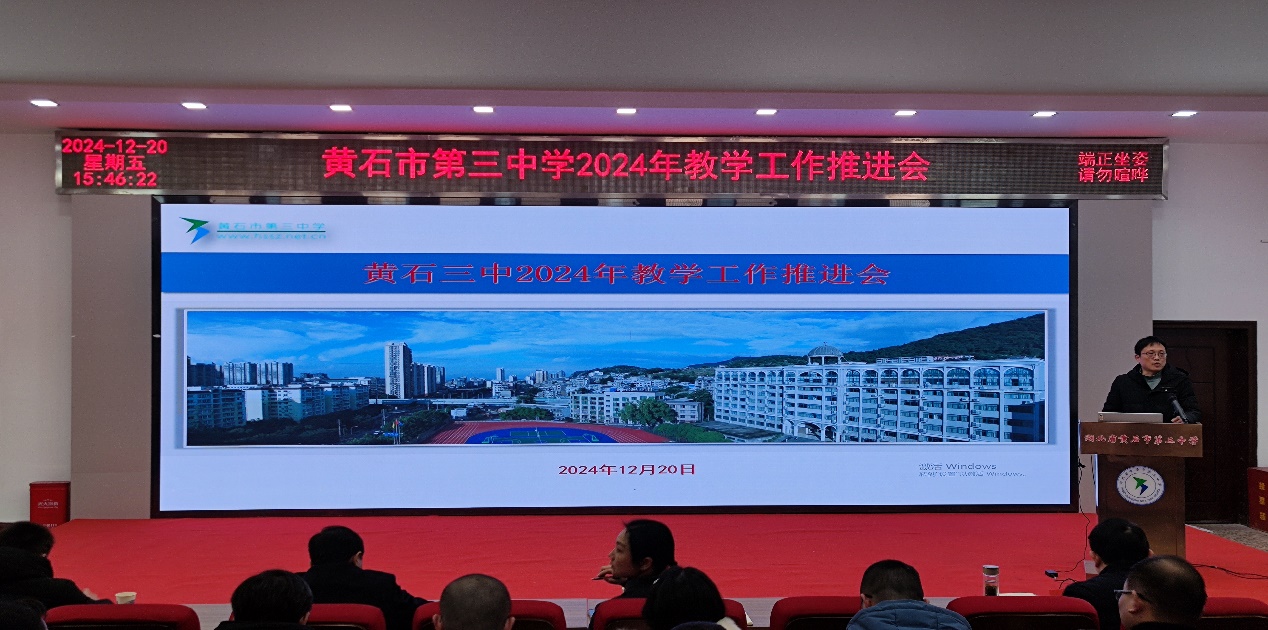 人们在看台上的人在电视前中度可信度描述已自动生成