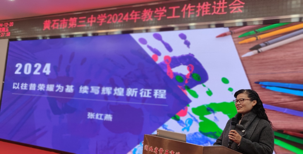 人手里拿着纸低可信度描述已自动生成