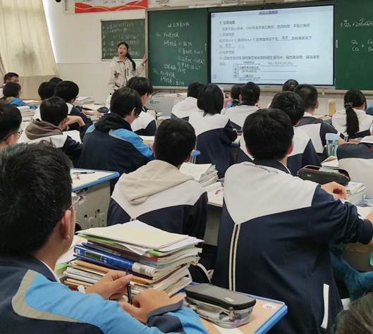 会议室里的人们描述已自动生成