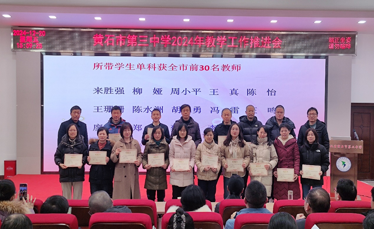 一群人在台上演讲中度可信度描述已自动生成